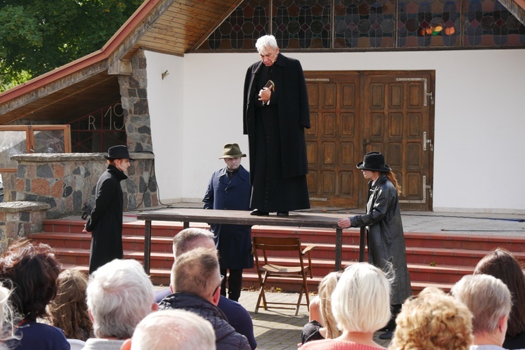 Spektakl wystawili aktorzy z gliwickiego Teatru A przy udziale Młodzieżowej Grupy Teatralnej z Luzina.