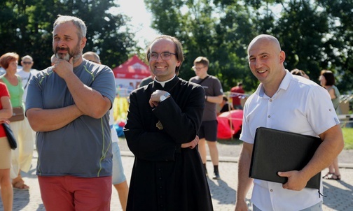 Ks. Ryszard Piętka i goście parafialengo festynu u św. Pawła.