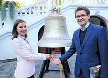 	Sylwia Rucińska i Bogdan Romaniuk przy dzwonie „Głos nienarodzonych” przed sanktuarium maryjnym w Zawadzie koło Dębicy.