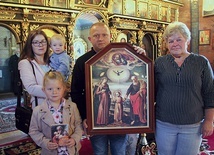  Jedna z rodzin z Czarnej, która w niedzielę 5 września zabrała wizerunek z sobą do domu.