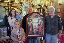  Jedna z rodzin z Czarnej, która w niedzielę 5 września zabrała wizerunek z sobą do domu.