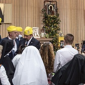 Ołtarz przybrano gałązkami jarzębiny i dębu, słonecznikami i mieczykami. Pośrodku znalazła się ikona Matki Bożej Częstochowskiej, która nawiedziła Prymasa Tysiąclecia niedługo przed jego śmiercią.