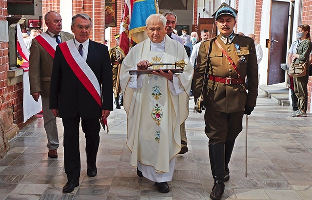 	Po modlitwie ks. prał. Stanisław Pawlaczek w asyście przeniósł dar i złożył go na ołtarzu maryjnym.