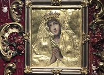 	Matka Boża Adorująca ma swoje miejsce w bocznym ołtarzu, po lewej stronie od ołtarza głównego.