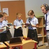 Lekcja języka polskiego i nagraniowe próby czytania przez uczniów.