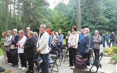 ▼	Członkowie stowarzyszenia modlili się w intencji ojczyzny i owoców beatyfikacji kard. Wyszyńskiego.