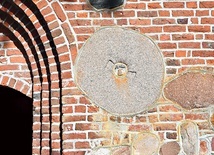 ▲	Jeden z trzech obiektów w fasadzie świątyni w Osiekach  pod Koszalinem.
