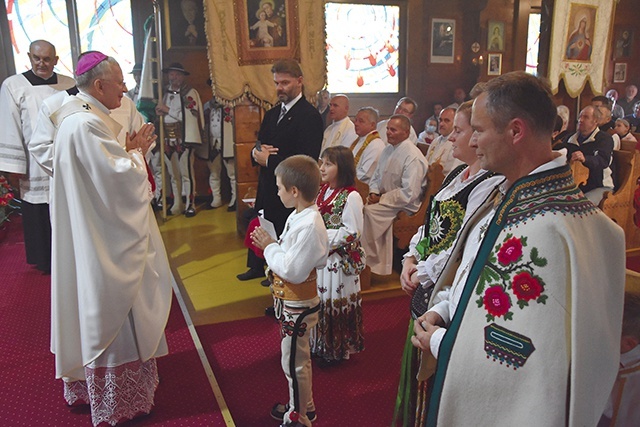 ▲	Abp Marek Jędraszewski konsekrował niedawno świątynię i spotkał się z parafianami, którzy z tej okazji założyli regionalne stroje.