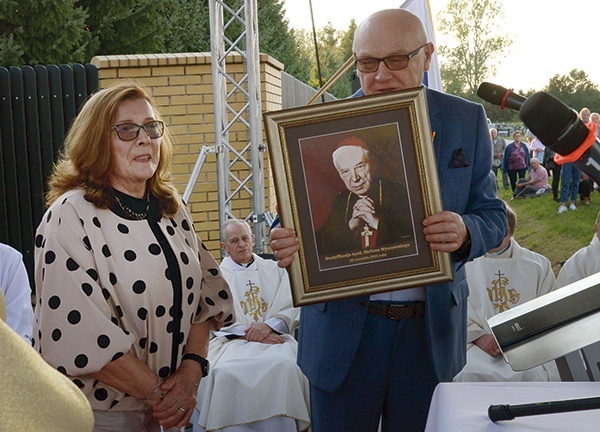 ▲	O wyjątkowej pamiątce mówi Stanisław Tępiński. Obok żona, pani Bogusława.