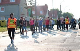 Pielgrzymi wyruszają  do sanktuarium maryjnego.