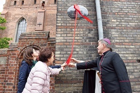 Uroczystość odsłonięcia inskrypcji na budynku plebanii przy ul. Pańskiej.