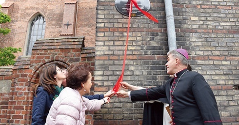 Uroczystość odsłonięcia inskrypcji na budynku plebanii przy ul. Pańskiej.