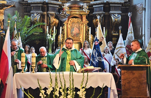 W Łęczycy kapłani i poczty sztandarowe otoczyli ołtarz, na którym składano ofiarę za poległych w bitwie.