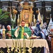 W Łęczycy kapłani i poczty sztandarowe otoczyli ołtarz, na którym składano ofiarę za poległych w bitwie.