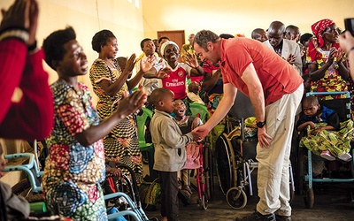 Nyakinama, Rwanda. Spotkanie z niepełnosprawnymi dziećmi i ich rodzinami z programu Adopcja Medyczna.