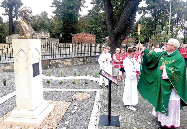 ▼	Pomnik przed kościołem Wniebowzięcia NMP w Bielawie poświęcił ks. Stanisław Chomiak.