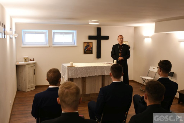 Lubniewice. Bp Lityński spotkał się z kandydatami do seminarium 