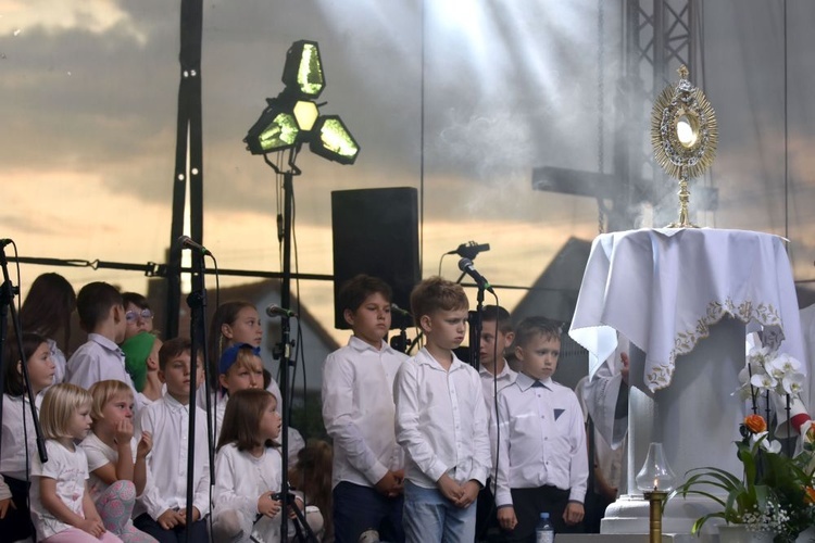 Kiedy na scenie pojawił się Najświętszy Sakrament, wszyscy uklękli.