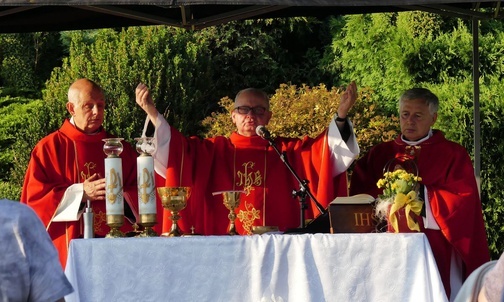 Od lewej: ks. prałat Stanisław Wawrzyńczyk, ks. prałat Marcin Aleksy i ks. proboszcz Zygmunt Siemianowski.