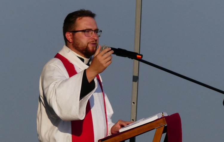 Ks. Maciej Godzieszka wygłosił homilię podczas Mszy św. pod Krzyżem Trzeciego Tysiąclecia w Starym Bielsku.