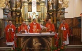 Wraz z biskupem Mszę św. koncelebrowali zaprzyjaźnieni z klaryskami księża.