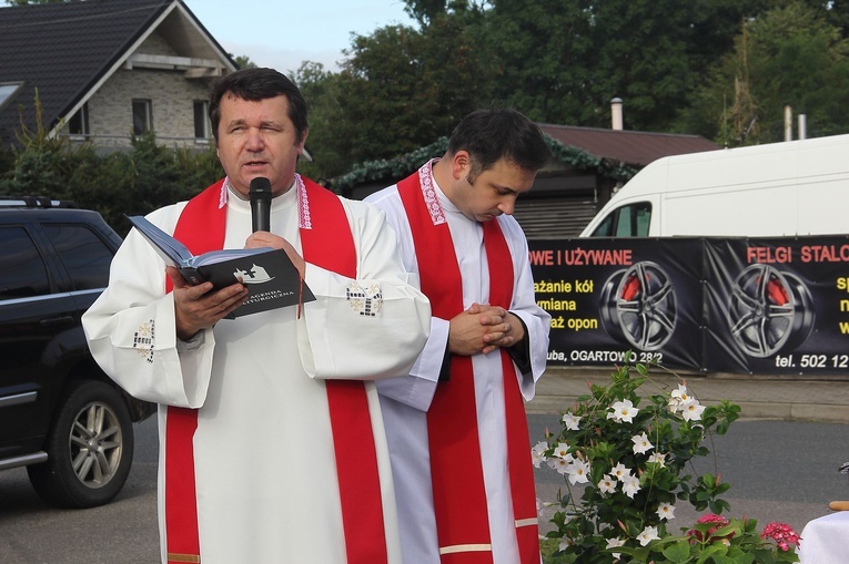 Błogosławieństwo krzyża w Ogartowie