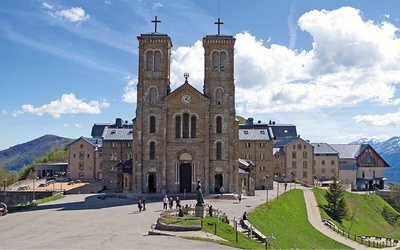 Związane z objawieniem się  Matki Bożej 19 września 1846 roku sanktuarium w La Salette jest położone na zboczach masywu Pelvoux we francuskich Alpach Wysokich, na wysokości 1800 m n.p.m.