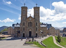 Związane z objawieniem się  Matki Bożej 19 września 1846 roku sanktuarium w La Salette jest położone na zboczach masywu Pelvoux we francuskich Alpach Wysokich, na wysokości 1800 m n.p.m.