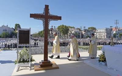 =Msza papieska zgromadziła ponad 200 tys. uczestników – więcej, niż przewidywano.