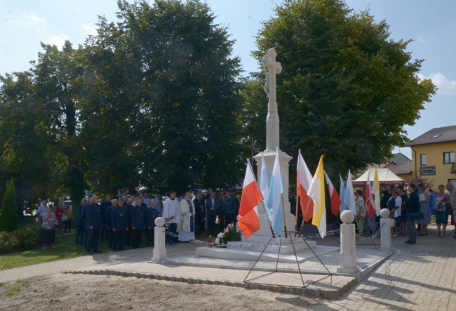 Poświęcenie krzyża niepodległości