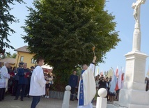 Poświęcenia dokonał ks. Sławomir Grochalak SAC, kustosz sanktuarium MB Wychowawczyni w Czarnej.