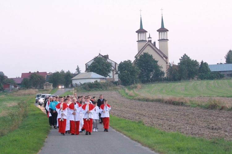 Poświęcenie krzyża w Róży