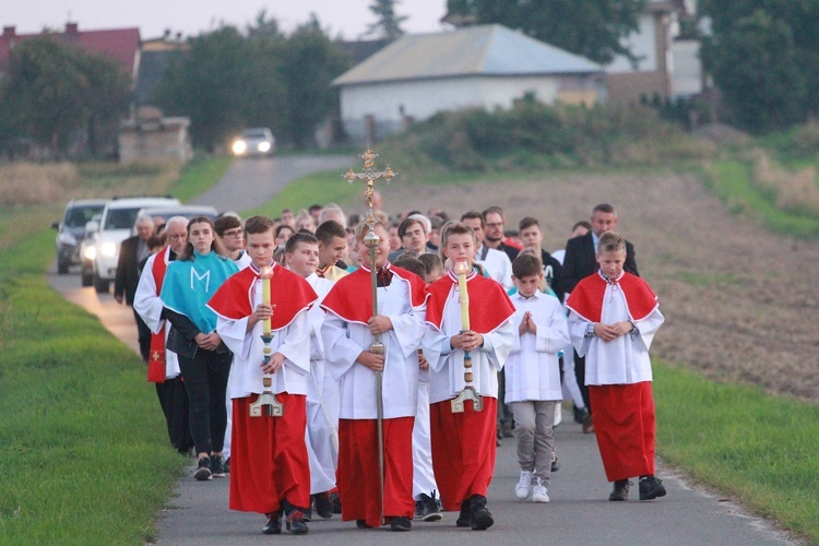 Poświęcenie krzyża w Róży