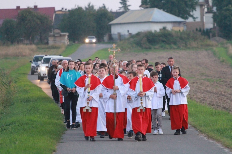 Poświęcenie krzyża w Róży