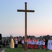 Poświęcenie krzyża w Róży