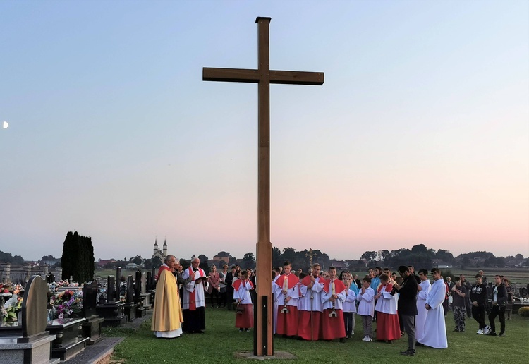 Poświęcenie krzyża w Róży