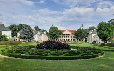 Szlak zaczyna się w pałacu Zamoyskich w Kozłówce.