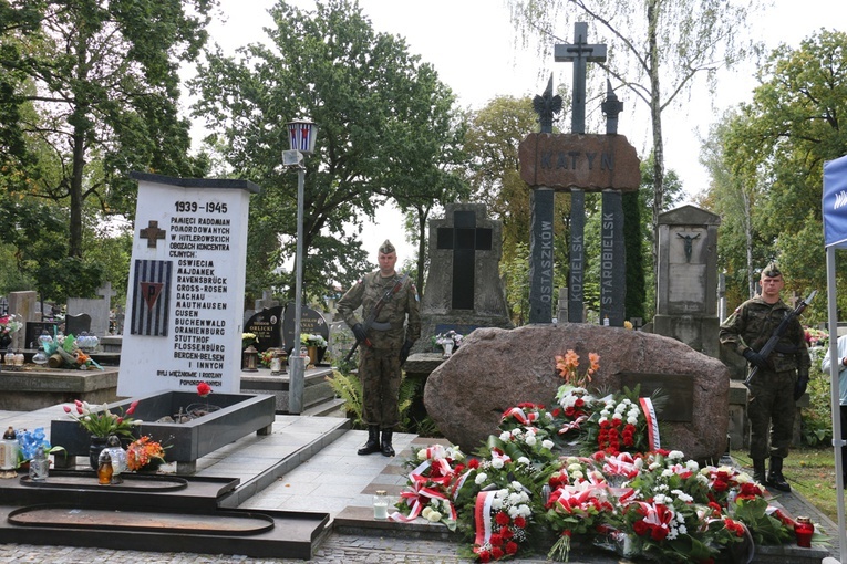 Obchody rozpoczną się przy pomniku na cmentarzu przy ul. Limanowskiego.