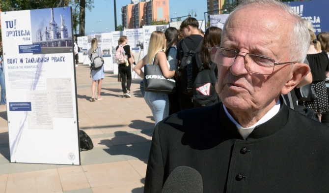 Ks. prał. Czesław Sadłowski, legendarny opozycjonista, na uroczystości otwarcia ekspozycji.