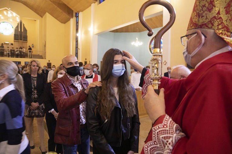 Bierzmowani w parafii św. Krzysztofa na Piaskach