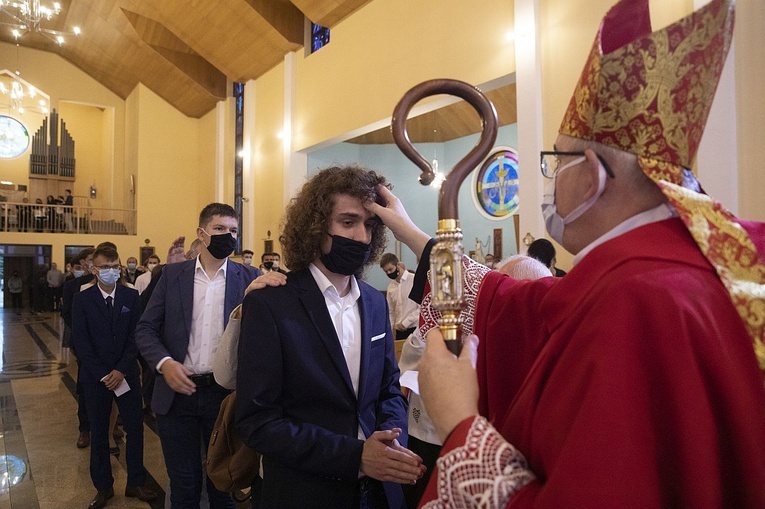 Bierzmowani w parafii św. Krzysztofa na Piaskach