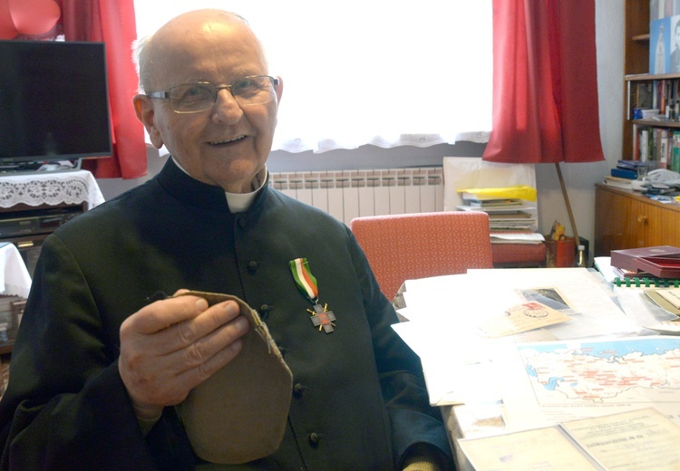 Ks. kan. Florian Rafałowski z wyjątkową pamiątką z zesłania. W tym lnianym woreczku mama Zofia nosiła polskie dokumenty.