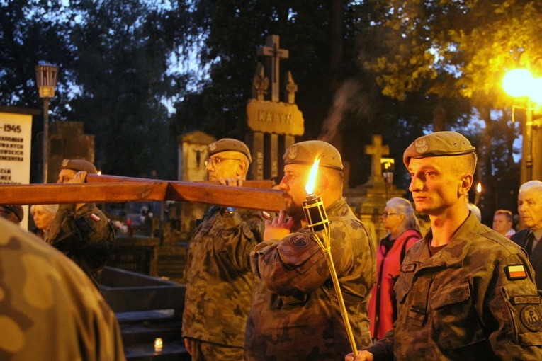 Podczas nabożeństwa krzyż nieśli przedstawicie różnych służb.