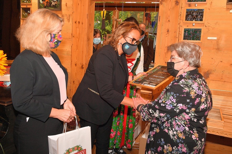 Frasobliwy w drewnie i na obrazie