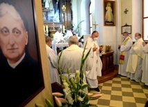 Ordynariusz radomski w rektoralnym kościele pw. św. Józefa w Kozienicach podczas Eucharystii sprawowanej w intencji wyniesienia na ołtarze założycielki Zgromadzenia Sióstr Franciszkanek od Cierpiących.