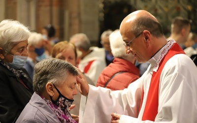 Abp Jędraszewski do chorych: Przyjmijcie miłość płynącą z krzyża