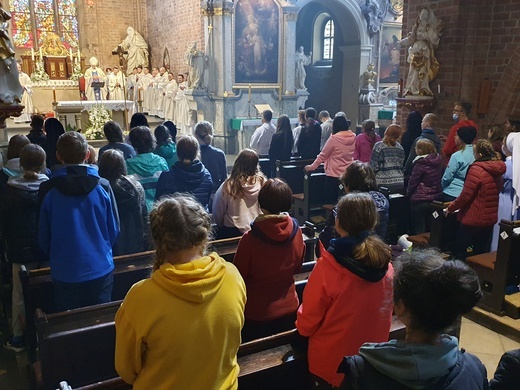 Nocna pielgrzymka młodzieży do Rud