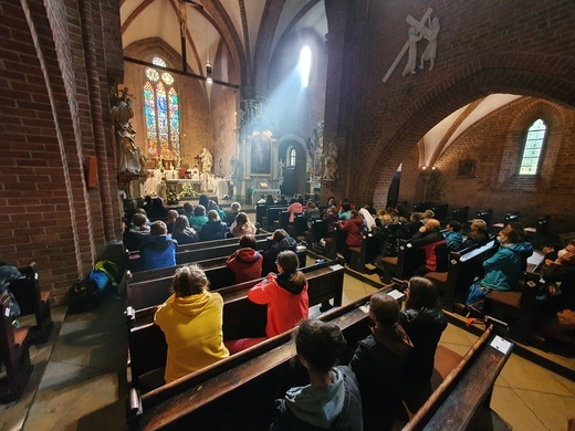 Nocna pielgrzymka młodzieży do Rud