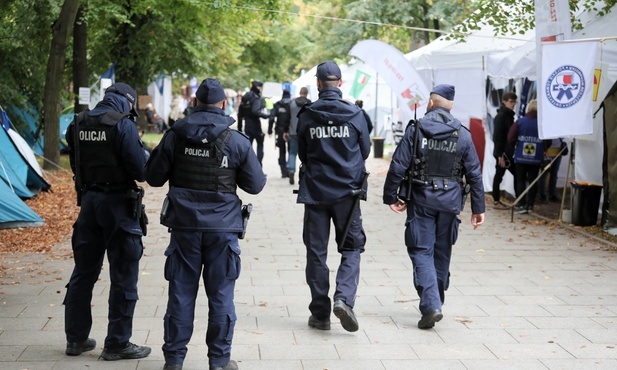 Huk przerwał konferencję w "białym miasteczku"; policja: mężczyzna nie żyje