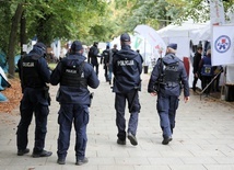 Huk przerwał konferencję w "białym miasteczku"; policja: mężczyzna nie żyje